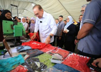 ANWAR Ibrahim ketika hadir pada Majlis Perasmian Karnival Sahabat Usahawan Madani Negeri Sembilan di Port Dickson hari ini.-UTUSAN/ MOHD SHAHJEHAN MAAMIN.
