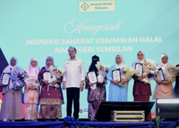 ANWAR Ibrahim bergambar bersama penerima anugerah pada Majlis Perasmian Karnival Sahabat Usahawan Madani Negeri Sembilan di Port Dickson di sini, hari ini.-UTUSAN/MOHD. SHAHJEHAN MAAMIN.