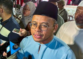 AMIRUDIN Shari ketika ditemui pemberita selepas menghadiri Program Kuala Pilah Berselawat dan Munajat di Dataran Melang, Kuala Pilah, malam semalam.-UTUSAN / NOR SHAFIQAH MOHD GHAZALI