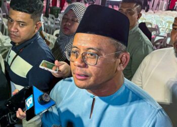 AMIRUDIN Shari ditemui pemberita selepas menghadiri program Kuala Pilah Berselawat dan Bermunajat, di Dataran Melang, Kuala Pilah, malam tadi.-UTUSAN/NOR SHAFIQAH MOHD. GHAZALI