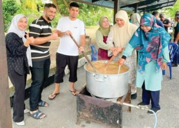 MARZITA Mansor bersama penduduk di kawasan DUN Sena, Kangar, Perlis.