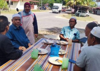 KEDAI kopi menjadi tempat Azizan Hamzah mendengar keluhan rakyat