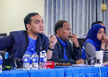 ZAMBRY Abd. Kadir (kanan) dan Onn Hafiz Ghazi ketika menanti keputusan rasmi Pilihan Raya Negeri (PRN) Johor ke-16, semalam. FACEBOOK ZAMBRY ABD. KADIR