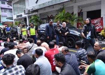 ZAKARIA Shaaban (tengah) ketika Op Mega di sekitar Jalan Kenanga di sini, hari ini.