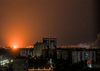 LETUPAN akibat serangan peluru berpandu Russia di Kyiv semalam. - AFP