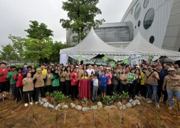 SEBAHAGIAN daripada peserta yang mengambil bahagian dalam Projek Hutan Matrix Miyawaki anjuran Matrix Concepts yang dilancarkan di Bandar Sri Sendayan di Seremban, Negeri Sembilan semalam.