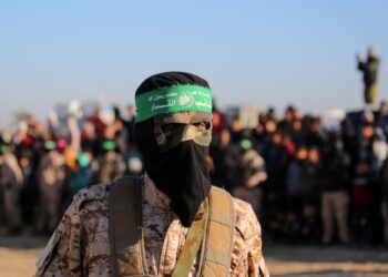 SEORANG pejuang Hamas sebelum kerajaan pergerakan itu dibubarkan di Gaza. - AFP