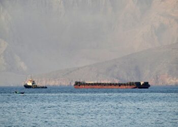 IRAN memberi arahan kepada kapal-kapal yang mahu memasuki Selat Hormuz dari Oman. - AFP