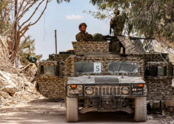 ASKAR Lubnan duduk di dalam sebuah kereta humvee semasa meronda di kampung Zawtar al-Gharbiyeh, selatan negara itu.- AFP