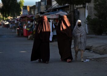 WANITA perlu memakai pakaian yang menutup aurat di Afghanistan. - AFP