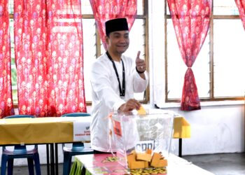 Menteri Besar Besar, Datuk Onn Hafiz Ghazi sewaktu hadir mengundi di Sekolah Kebangsaan (SK) Simpang Renggam, hari ini. - UTUSAN/SHIDDIEQIIN ZON