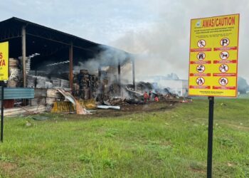 Kilang kertas terbakar