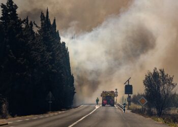 KEBAKARAN hutan di selatan Perancis semalam. - AFP