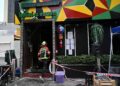 ANGGOTA bomba melakukan pemeriksaan selepas sebuah bar yang terbakar di Bangkok. - AFP