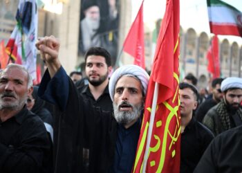 SEORANG lelaki menunjukkan penumbuk pada majlis penghormatan terakhir Ayatollah  Ali Khamenei. - AFP