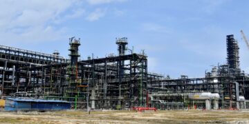 GAMBAR fail Kilang Penapisan dan Petrokimia Dangote di Lagos. - AFP
