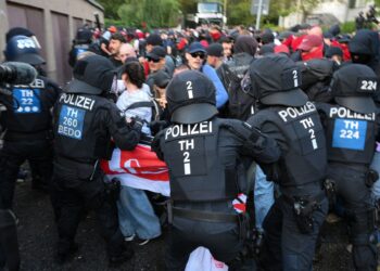 PENUNJUK perasaan bertempur dengan anggota polis di Erfurt, timur Jerman. - AFP