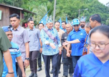 AHMAD Zahid Hamidi (kiri) dan Jalaluddin Alias (kanan) ketika menghadiri Majlis Ramah Mesra Bersama Masyarakat Orang Asli, hari ini.