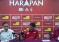 SYAHREDZAN Johan (kiri) semasa
sidang akhbar di Seremban hari ini.