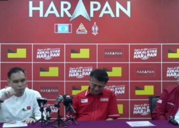 SYAHREDZAN Johan (kiri) semasa
sidang akhbar di Seremban hari ini.