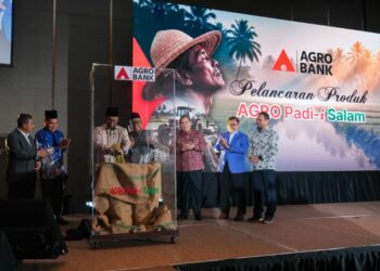 MENTERI di Jabatan Perdana Menteri (Hal Ehwal Agama), Dr. Zulkifli Hasan (tiga dari kiri) pada gimik pelancaran AGRO Padi-i Salam.