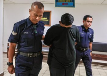 TERTUDUH semasa dibawa keluar dari Mahkamah Sesyen Kuala Terengganu. - UTUSAN/PUQTRA HAIRRY