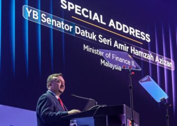 AMIR Hamzah Azizan ketika berucap pada Persidangan Perbankan Malaysia ke-4 (MBC 4.0) dan Persidangan Audit Bank ke-2 (BAC 2.0) anjuran Asian Institute of Chartered Bankers (AICB) di Pusat Konvensyen Kuala Lumpur di sini, hari ini. - UTUSAN/SYAKIR RADIN