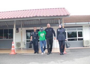 MOHAMAD Nor Farazul Mohamed (baju hijau) dibawa ke Mahkamah Majistret di Rompin, Pahang.