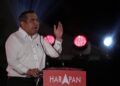 ANTHONY Loke Siew Fook ketika berucap papada Majlis Pengumuman Calon PRN Negeri Sembilan Pakatan Harapan (PH) di Dataran Melang, Kuala Pilah malam ini.-UTUSAN/MOHD. SHAHJEHAN MAAMIN.