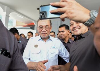 ANWAR Ibrahim beramah mesra bersama rakyat pada Program Madani Bersama Komuniti Tambun di Taman Perpaduan, Ipoh hari ini. - UTUSAN/ZULFACHRI ZULKIFLI