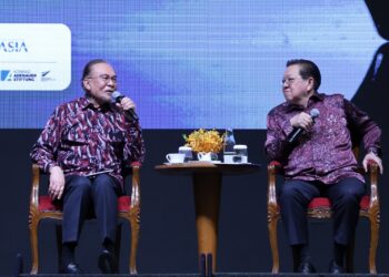 ANWAR Ibrahim ketika sesi soal jawab dalam Sidang Meja Bulat Asia Pasifik (APR) Ke-39 di Kuala Lumpur, semalam. – UTUSAN/AMIR KHALID