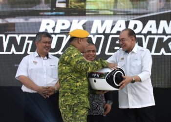 ANWAR Ibrahim menyampaikan 'Rela Patrol Kits' (RPK) kepada anggota Rela pada Program Madani Kita bersama Komuniti Tambun di Dewan Komuniti Taman Perpaduan, Ipoh hari ini. - UTUSAN/ZULFACHRI ZULKIFLI