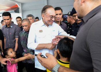 ANWAR Ibrahim beramah mesra bersama penduduk pada Program Madani bersama Komuniti Tambun di Taman Perpaduan, Ipoh baru-baru ini. - UTUSAN/ZULFACHRI ZULKIFLI