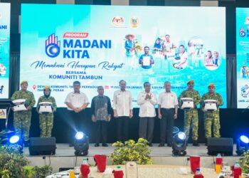ANWAR Ibrahim (tengah) bersama penerima 'Rela Patrol Kits' (RPK)  pada Program Madani Kita Bersama Komuniti Tambun di Taman Perpaduan, Ipoh hari ini. - UTUSAN/ZULFACHRI ZULKIFLI