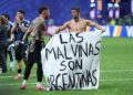 PERTAHANAN Argentina, Nicolas Otamendi (kiri) dan pemain tengah, Giovani Lo Celso memegang kain rentang yang berbaur politik selepas mara ke final Piala Dunia 2026. - AFP