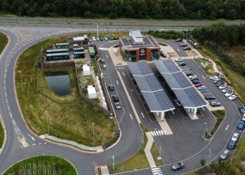 SEBUAH bangunan yang mengandungi panel solar di atas bumbung di Britain. - AFP