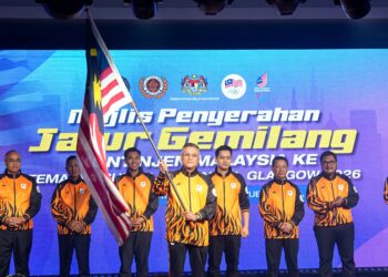 DATUK Awalan Abdul Aziz (tengah). - IHSAN MSN