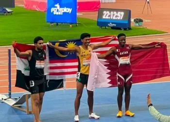 AZEEM (tengah) memenangi emas dalam acara 100 meter di Kejohanan Olahraga Bawah 23 (B-23), semalam. - Olahraga Malaysia