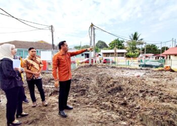 MOHD. Azlan Helmi (kanan) meninjau kawasan khas untuk menurun dan mengambil penumpang secara pandu lalu di Sekolah Kebangsaan Tualang Sekah, Malim Nawar di Kampar hari ini.