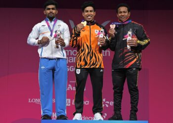 MUHAMMAD Aznil Bidin (tengah_ bersama pingat emasnya. - IHSAN MSN