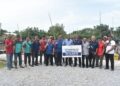 ABDUL Salim Tajudin (tujuh dari kanan) membuat gimik penyerahan cek cura yang diperuntukkan bagi membiayai projek pembinaan jeti tambatan bot di Kampung Kurung Tengar, Kuala Perlis, Perlis hari ini. -UTUSAN/ASYRAF MUHAMMAD
