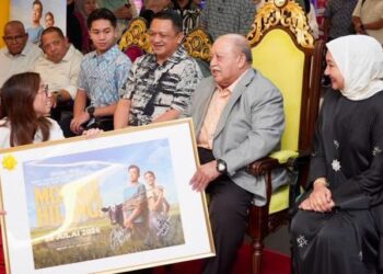 TUANKU Syed Sirajuddin Jamalullail berkenan berangkat menyaksikan tayangan khas filem bertajuk Mojoku Hilang di Golden Screen Cinemas (GSC), Kangar Jaya Mall baru-baru ini.-UTUSAN