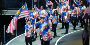 Kontinjen Malaysia mengambil bahagian dalam perarakan sempena perasmian Sukan Komanwel Glasgow 2026 di Scotland, semalam. - IHSAN MAJLIS OLIMPIK MALAYSIA