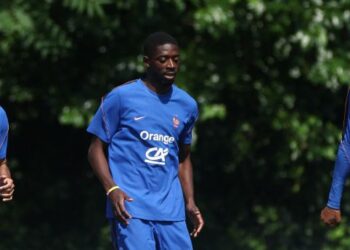 Tiga penyerang skuad Perancis (dari kiri), Kylian Mbappe, Ousmane Dembele dan  Michael Olise menjalani latihan di Universiti Bentley, Boston sebagai persiapan menentang Sepanyol dalam aksi separuh akhir Piala Dunia 2026, esok. - AFP