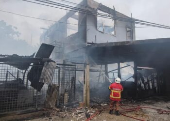 SEBUAH rumah di Kampung Sungai Baru, Jitra musnah dalam kebakaran pada semalam. - IHSAN JBPM KEDAH