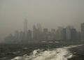 JEREBU akibat kebakaran hutan di Kanada menyelubungi latar langit Manhattan, seperti yang dilihat dari Feri Pulau Staten pada 16 Julai lalu. - AFP.
