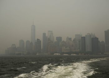 JEREBU akibat kebakaran hutan di Kanada menyelubungi latar langit Manhattan, seperti yang dilihat dari Feri Pulau Staten pada 16 Julai lalu. - AFP.