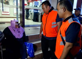 ANGGOTA penguat kuasa JKM menahan seorang warganegara Thailand yang mengemis di depan sebuah bank di Jalan Padang Garong, Kota Bharu, Kelantan.