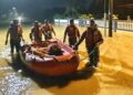ANGGOTA bomba bersama bot bagi membantu memindahkan mangsa di Paya Luboh yang turut terjejas akibat banjir yang melanda Melaka Tengah. FOTO IHSAN JBPM MELAKA