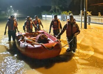 ANGGOTA bomba bersama bot bagi membantu memindahkan mangsa di Paya Luboh yang turut terjejas akibat banjir yang melanda Melaka Tengah. FOTO IHSAN JBPM MELAKA